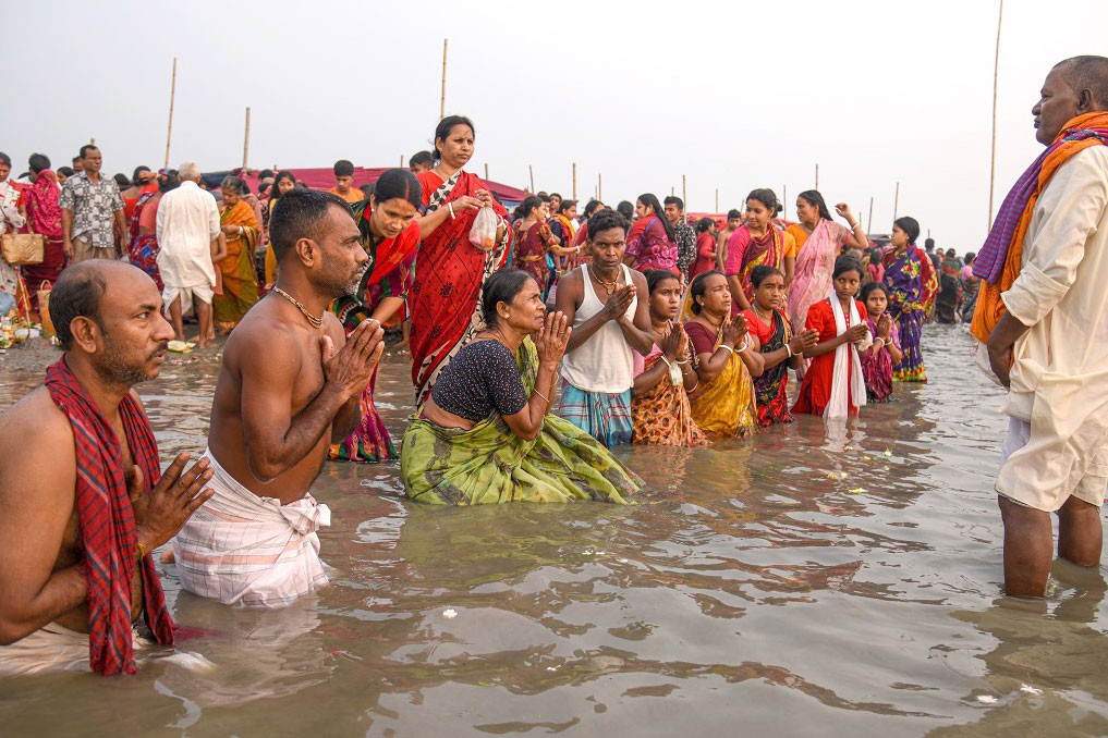 অষ্টমী স্নান - চৈত্র মাসের শুক্ল পক্ষের অষ্টমী তিথিতে ব্রহ্মপুত্র হয়ে ওঠে পাপ হরণকারী মহাপূণ্য এক জলধারায়। এই বিশ্বাসে সনাতনীরা তাদের পাপ মুছনের জন্য স্নানে যোগ দেয়।